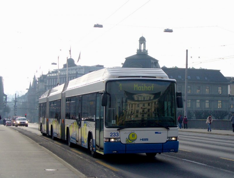VBL - 3 Teiliger Trolleybus Nr.233 mit der Bezeichnunung LighTram3. auf der Seebrcke vor dem Bahnhof in Luzern am 26.01.2008