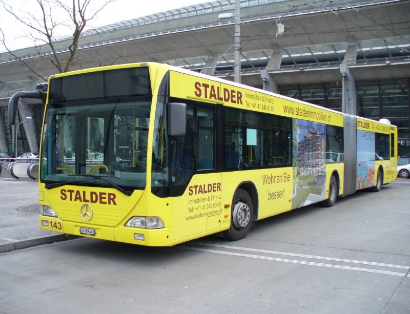 VBL - Der Mercedes Citaro Gelenk-Bus Nr.143  LU 199443 mit Vollwerbung bei der   Haltestelle vor dem Bahnhof Luzern am 18.11.2007