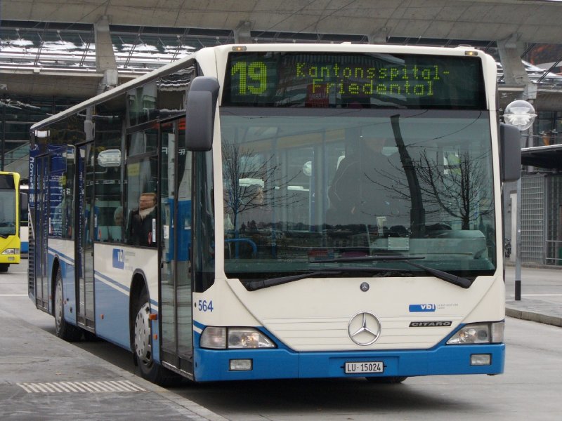 VBL - Der Mercedes Citaro Bus Nr.564  LU 15024 bei der  Haltestelle vor dem Bahnhof Luzern am 18.11.2007