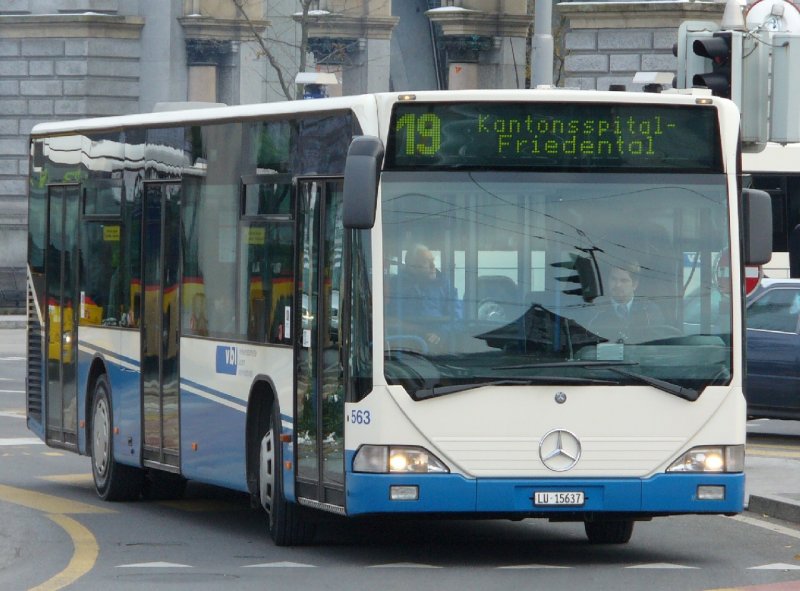 VBL - Der Mercedes Citaro Bus Nr.1563 LU 15637 bei der Ausfahrt von den Haltestellen vor dem Bahnhof Luzern am 18.11.2007