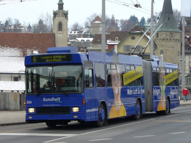 VBL - Der NAW-Hess Trolleybus Nr. 200 mit Vollwerbung unterwegs zu der Haltestelle vor dem Bahnhof Luzern am 18.11.2007