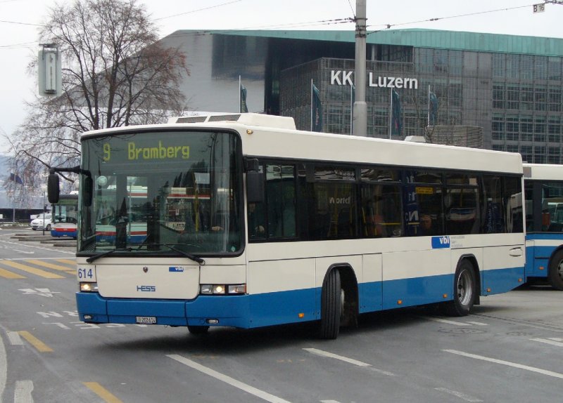 VBL - Der Scania Bus N94UB Nr. 614  LU 202614 Beim verlassen der Haltestelle vor dem SBB Bahnhof Luzern am 18.11.2007