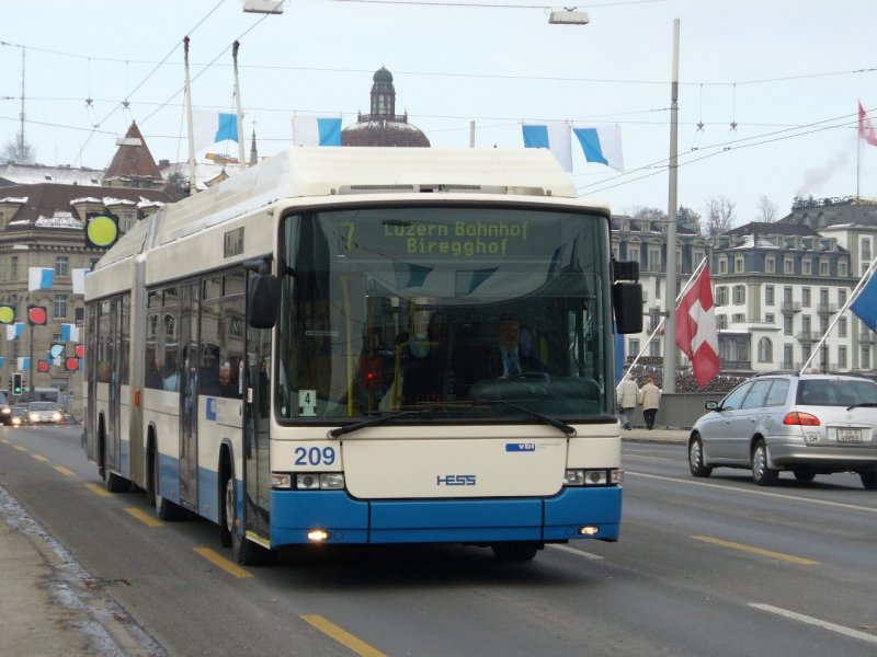 VBL - Hess-Trolleybus Nr. 209 auf der Seebrcke vor dem Bahnhof Luzern am 18.11.2007