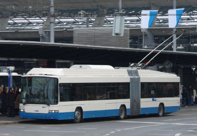 VBL - Hess-Trolleybus Nr. 210  Bei der Haltestelle vor dem Bahnhof Luzern am 18.11.2007