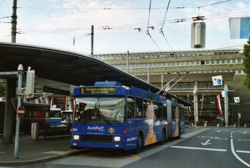 VBL Luzern Nr. 200 NAW/Hess Gelenktrolleybus am 20. Juli 2009 Luzern, Bahnhof (mit Vollwerbung fr  Xundheit )