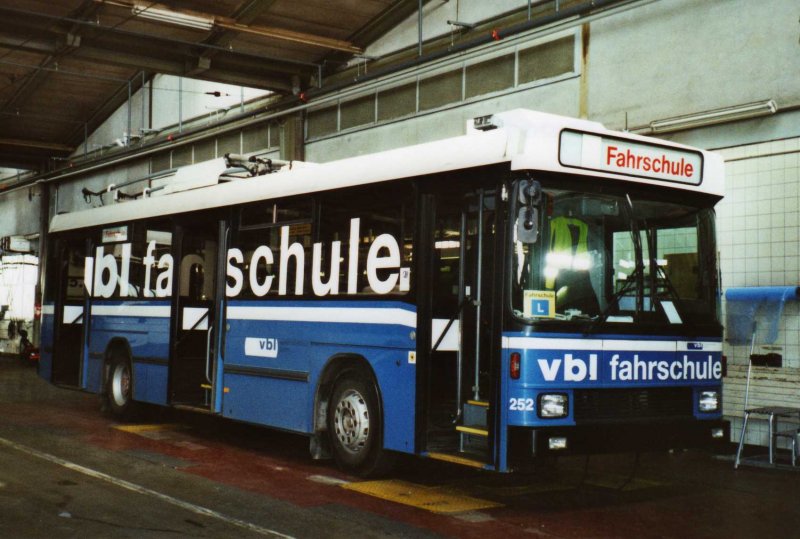 VBL Luzern Nr. 252 NAW/R&J-Hess Trolleybus am 7. März 2009 Luzern, Depot (dieses Fahrzeug wird - wie auch die Nummer 253 - als Fahrschule eingesetzt!)