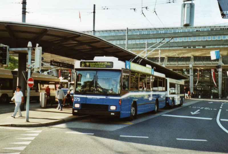 VBL Luzern Nr. 275 NAW/R&J-Hess Trolleybus am 15. August 2009 Luzern, Bahnhof