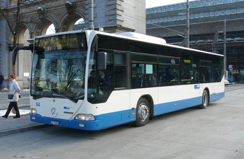 VBL - Mercedes Citaro Bus Nr.64  LU 15062 bei der Haltestelle vor dem Bahnhof in der Stadt Luzern am 15.02.2009