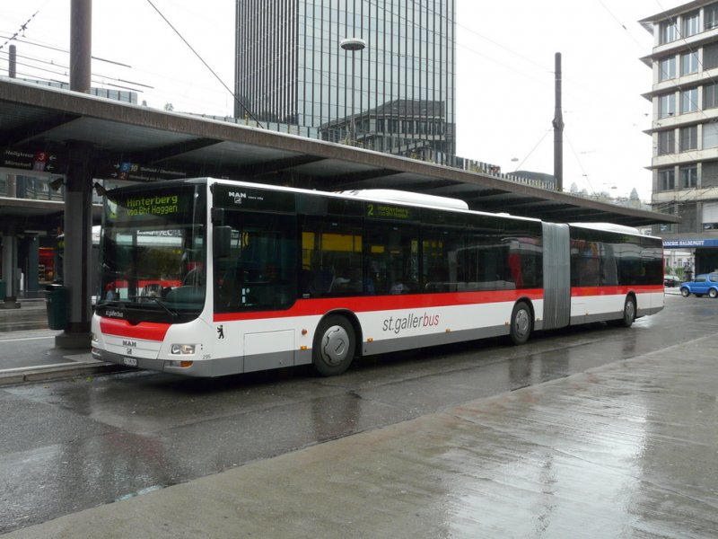 VBSG - MAN Lion`s City Bus Nr.295  SG 198295  bei den Haltestellen vor dem Bahnhof St.Gallen am 21.06.2009
