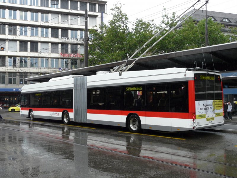 VBSG - Rckseite des Hess-Swisstrolleybus BGT-N2C Nr.186 unterwegs auf der Linie 5 bei den Haltestellen vor dem Bahnhof St.Gallen am 21.06.2009