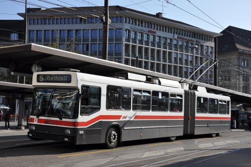 VBSG, St. Gallen Nr. 166 NAW/Hess-Gelenktrolleybus am 8. September 2009 beim Bahnhof St. Gallen.