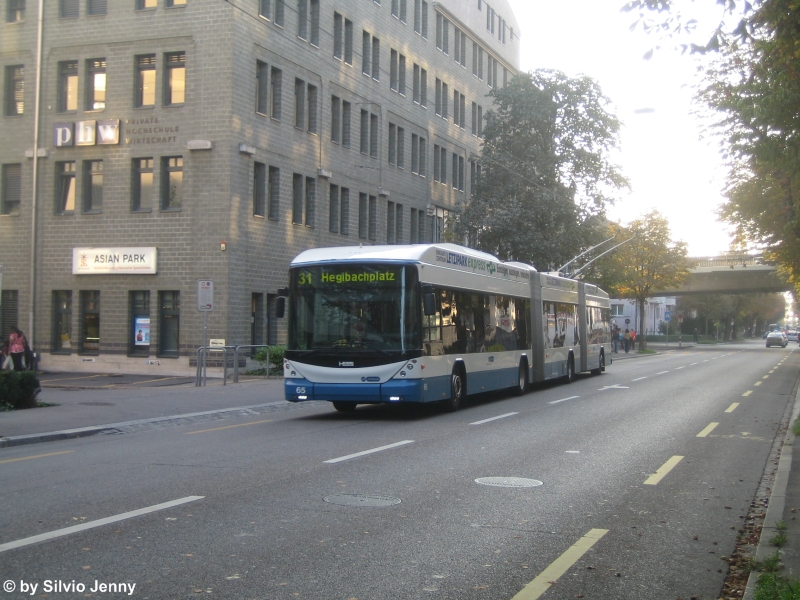 VBZ Nr. 65 verlsst am 23.9.09 die Haltestelle Luggwegstrasse in Richtung Hauptbahnhof - Hegibachplatz.