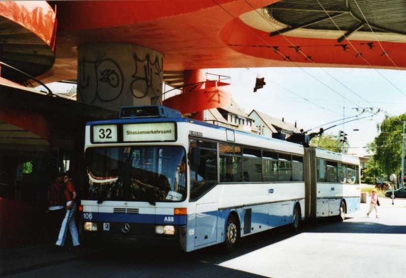 VBZ Zrich Nr. 106 Mercedes O 405GTZ Gelenktrolleybus am 17. Juni 2009 Zrich, Bucheggplatz