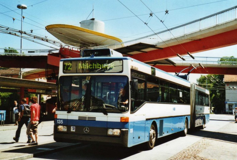 VBZ Zrich Nr. 135 Mercedes O 405GTZ Gelenktrolleybus am 17. Juni 2009 Zrich, Bucheggplatz