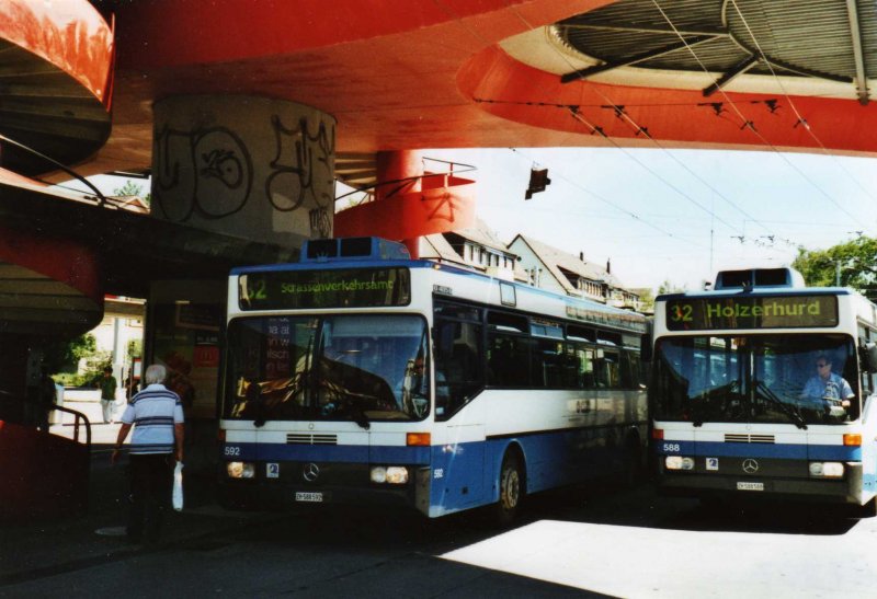 VBZ Zrich Nr. 592/BE 588'592 + Nr. 588/ZH 588'588 Mercedes O 405G am 17. Juni 2009 Zrich, Bucheggplatz