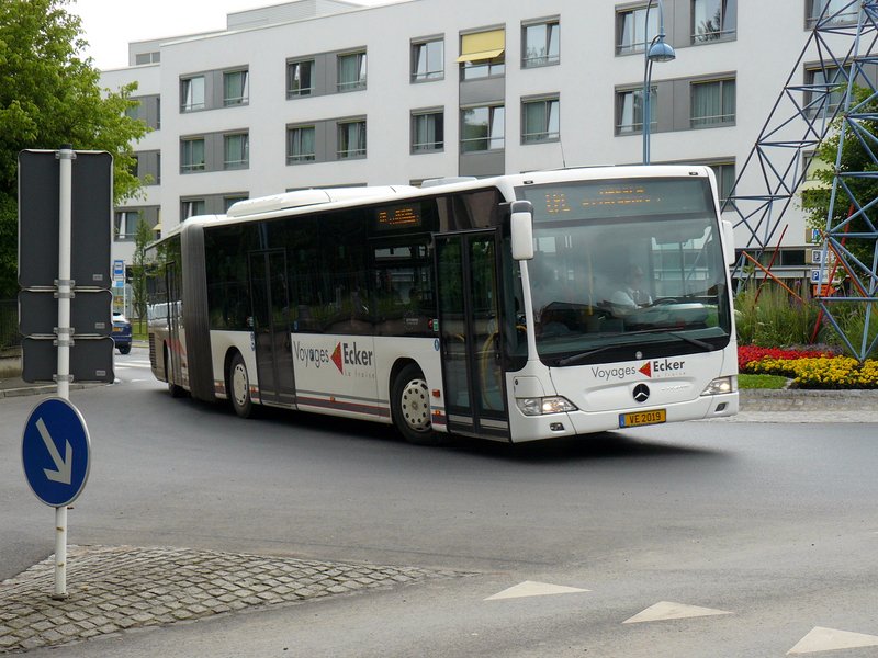 (VE 2019) Mercedes Gelenkbus legt sich galant in die Kurve beim Durchfahren eines Kreisverkehrs in Ettelbrck am 07.06.08.