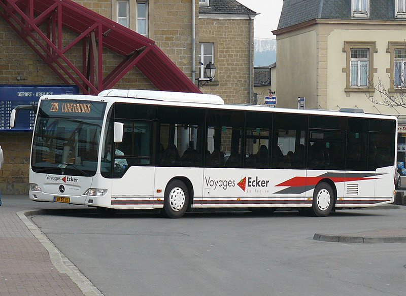 (VE 2035) Mercedes Citaro der Firma ECKER aus Steinsel wartet am Bahnhof von Mersch auf Fahrgste aus den einfahrenden Zgen, um seine Dienstfahrt in Richtung Luxemburg anzutreten. 11.04.08