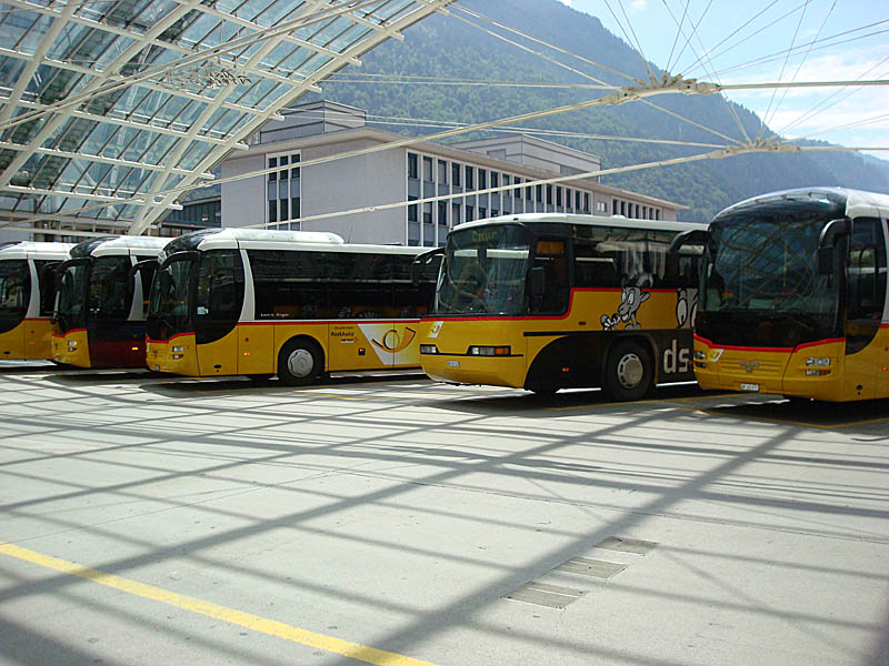 Verschiedene Postautos warten im Bahnhof Chur auf Kundschaft, 03. Juli 2009 (Sylvia).