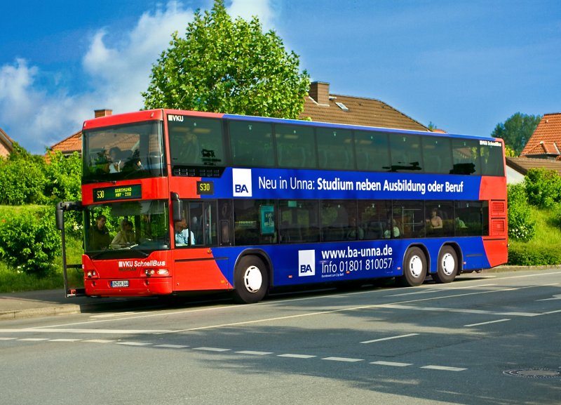 VKU Neoplan Doppeldecker Bus der Linie S30 mit neuer Werbung und passendem blau dazu. Aufgenommen auf der Tddinghauserstrae in Bergkamen.