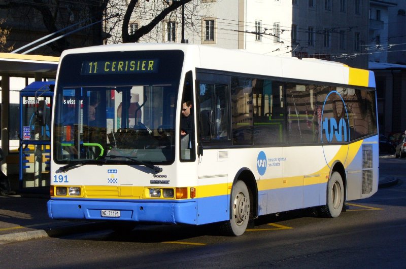 VOLVO / Berkhof - Klein Bus Nr 191..  NE 71191  bei der  Haltestele vor dem SBB Bahnhof in La Chaux de Fonds am 02.02.2007