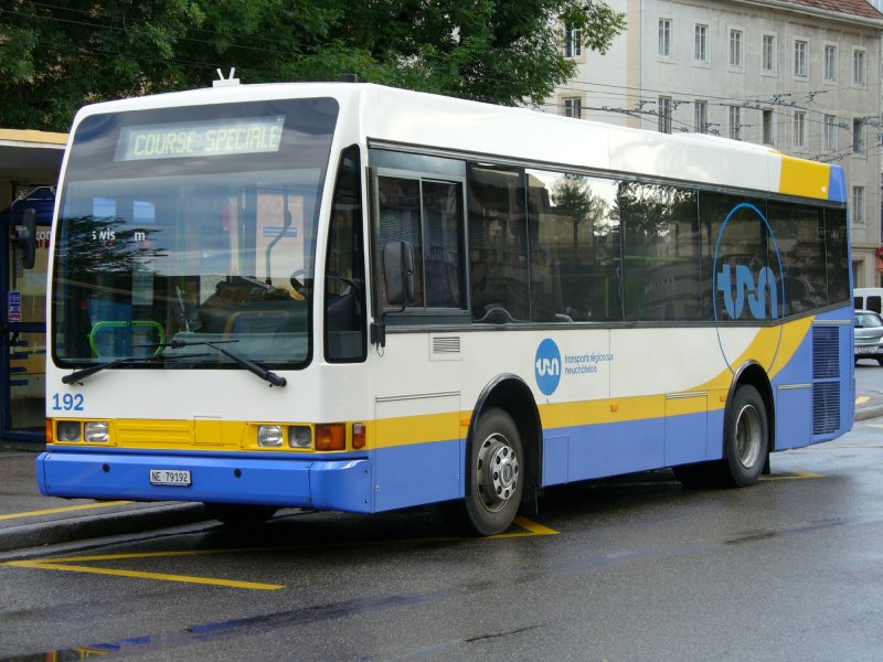 VOLVO / Berkhof - Klein Bus Nr 192 .. NE 79191  bei der  Haltestele vor dem SBB Bahnhof in La Chaux de Fonds am 02.02.2007