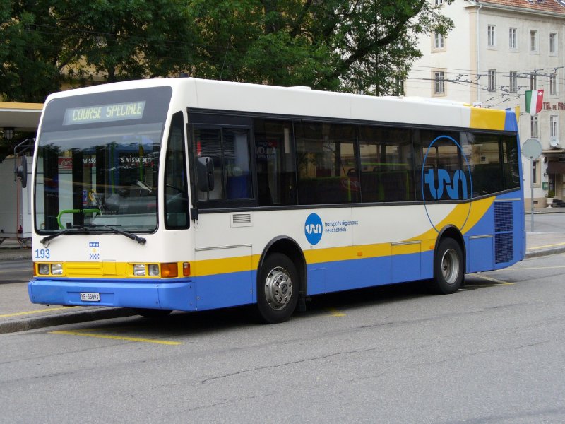 VOLVO / Berkhof - Klein Bus Nr 193..  NE 55193  bei der  Haltestele vor dem SBB Bahnhof in La Chaux de Fonds am 08.07.2007