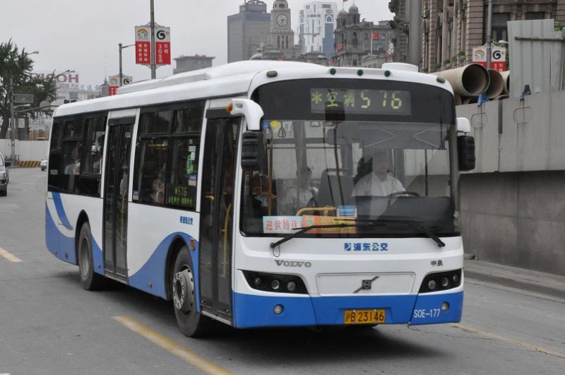 Volvo-Bus der Linie 576 am 27. Juli 2009 in Shanghai.