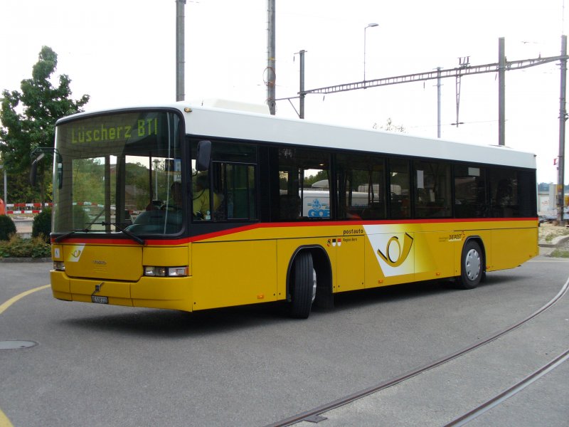 VOLVO-Hess - BE 538118 /  Regio Postbus nach Lscherz BTI via Erlach in der Haltestelle beim Bahnhof in INS am 17.09.2007