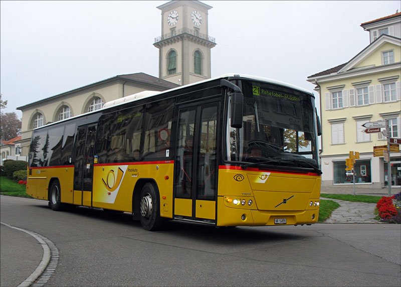 Volvo-Postauto (Frontansicht) fhrt vom Kirchplatz in Heiden nach Rehetobel-St.Gallen; 16.10.06
