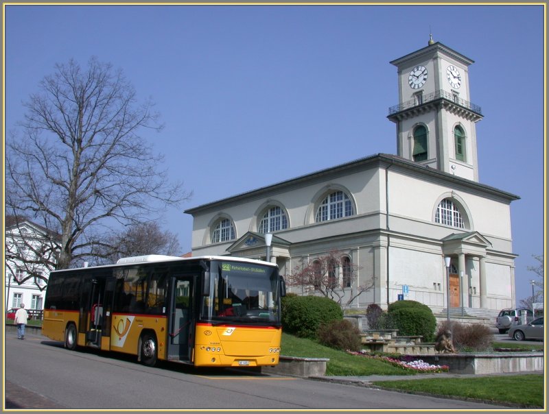 Volvo Postauto vor der Kirche Heiden am Postplatz. (19.04.2007)