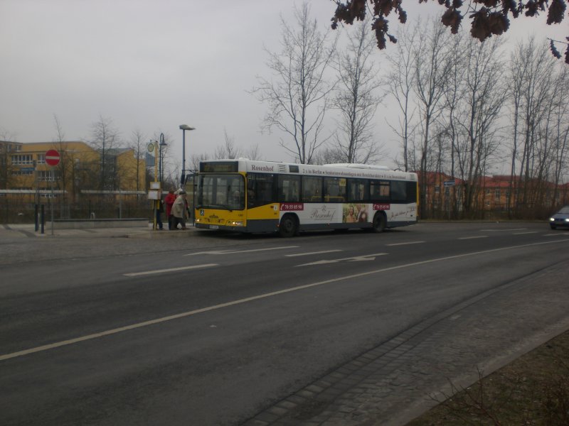 Volvo V7000 auf der Linie 117 nach S-Bahnhof Lichterfelde Ost am S-Bahnhof Teltow-Stadt.