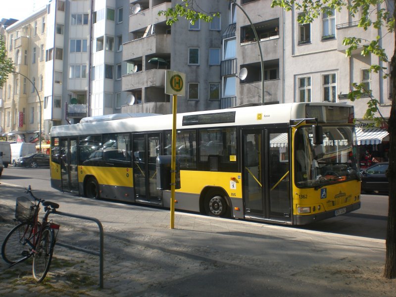 Volvo V7000 auf der Linie 309 nach Charlottenburg Schlopark-Klinik am S-Bahnhof Charlottenburg.