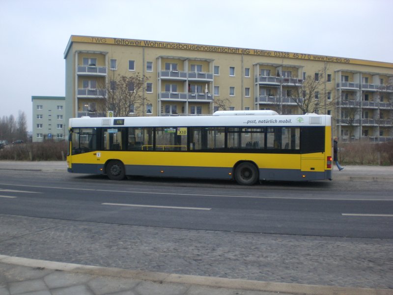 Volvo V7000 auf der Linie X10 am S-Bahnhof Teltow Stadt.