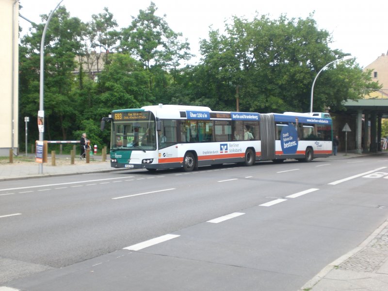 Volvo V7700 auf der Linie 693 nach Am Stern Johannes-Kepler-Platz am S-Bahnhof Babelsberg.