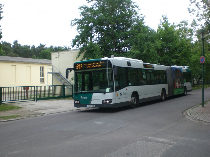 Volvo V7700 auf der Linie 693 nach Hermannswerder Ksselstrae nahe der Halteselle Waldstadt Drewitzer Strae/Erich-Weinert-Strae.