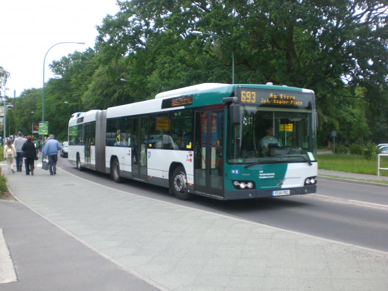Volvo V7700 auf der Linie 693 nach Am Stern Johannes-Kepler-Platz am Bahnhof Rehbrcke.