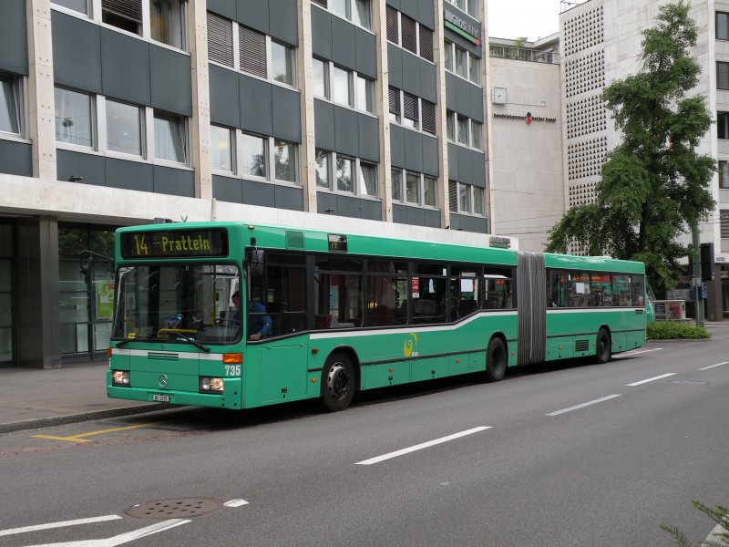 Vom 19 - 21 juni 2009 war die Tramlinie 14 wegen Bauarbeiten unterbrochen. Daher fuhren Busse bis nach Pratteln. Die aufnahme entstand am 19.06.2009.