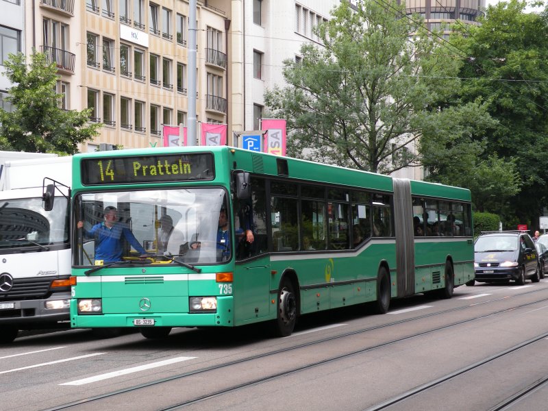 Vom 19 - 21 juni 2009 war die Tramlinie 14 wegen Bauarbeiten unterbrochen. Daher fuhren Busse bis nach Pratteln. Die aufnahme entstand am 19.06.2009.