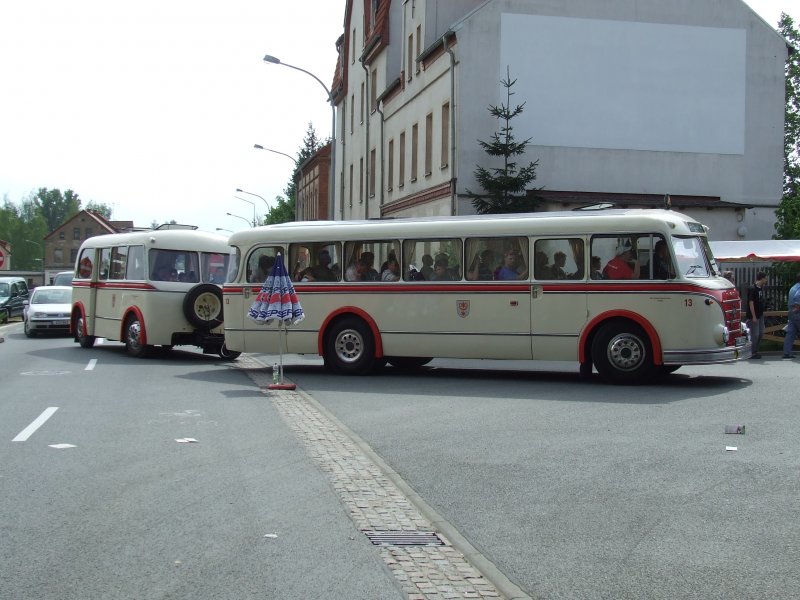 Vom 4.05.-06.05.07 fand in Werdau das 10.IFA Oldtimertreffen statt. Hier ein H6B Hängerzug mit dem Rundfahrten angeboten wurden.