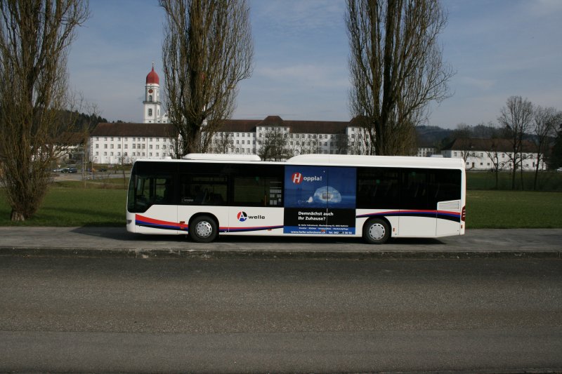 Vor dem markanten Kloster St. Urban wartet am 17.3.2007 ein SBB-Bus (AG 370'319, Citaro LE) nach Zofingen auf die Abfahrt. 