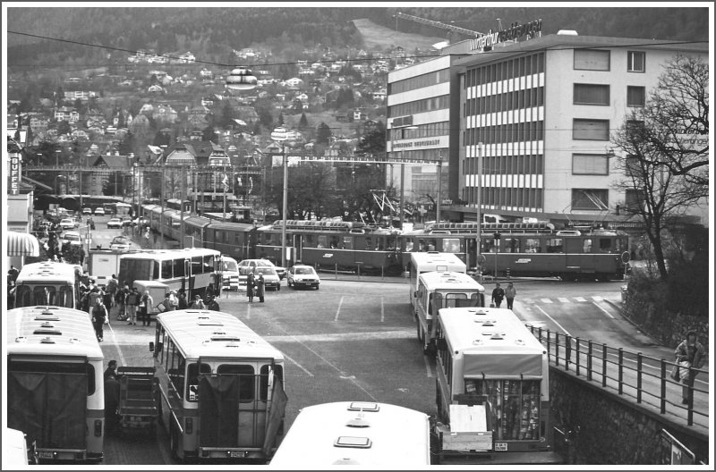 Vor Ostern platzt der Bahnhofplatz in Chur aus allen Nhten. Alter Postautobahnhof und Arosabahn. (Archiv 04/91)