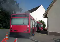Der Van Hool Bus, ex Bernmobil 242 und ex BVB 739, nimmt am Jugenffeuerwehrtag und Feuerwehrfest an einer Feuerwehr�bung mit Fahrgastbergung teil. Dabei wird der Fahrgastraum mit dichtem Rauch gef�llt und die Feuerwehrleute m�ssen die eingeschlossenen Fahrg�ste retten. Die Aufnahme stammt vom 31.08.2013.
