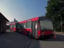 Der Van Hool Bus, ex Bernmobil 242 und ex BVB 739, nimmt am Jugenffeuerwehrtag und Feuerwehrfest an einer Feuerwehr�bung mit Fahrgastbergung teil. Dabei wird der Fahrgastraum mit dichtem Rauch gef�llt und die Feuerwehrleute m�ssen die eingeschlossenen Fahrg�ste retten. Die Aufnahme stammt vom 31.08.2013.
