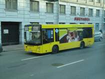 Bus 235, MAZ 203 am 10.9.2013 in St. Petersburg/Russland auf der Linie K-252. Busse mit dem K- vor der Nummer sind privat betriebene kommerzielle Busse (Linientaxis).