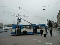O-Bus 1938 am 11.9.2013 in St. Petersburg/Russland. Beachtenswert ist auch die Stromfhrung zu den Ampelmasten, auch ein angefahrener und schiefer Mast strt niemanden.