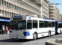 tl - NAW Trolleybus Nr.782 mit Anh�nger unterwegs auf der Durchgangsstrasse vor dem SBB Bahnhof in Lausanne am 05.04.2008