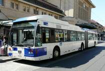 TL - VANHOOL Gelenkbus Nr. 549 bei der Haltestelle vor dem SBB Bahnhof in Lausanne am 05.04.2008
