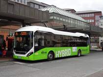 Jasper Wagen 8198 - Einer der neuen Volvo Hybridbusse auf Linie 25 nach U-Burgstrae -
fotografiert am 15.09.13 am Bf.Altona