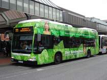 Hochbahn Wagen 1141 - Einer von vier MB Citaro BZH (Brennstoffzellen-Hybridbusse) der Hamburger 
Hochbahn am 15.09.13 auf Linie 111 in die Hafencity - fotografiert am Bahnhof Altona