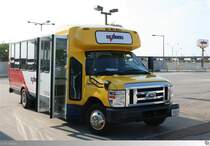 El Dorado National Transtech auf Ford E-450 Fahrgestell der Autovermietung  Dollar . Aufgenommen am 24. August 2013 in Chicago, Illinois / USA.